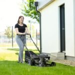 Scheppach MS132-42B Benzin Rasenmäher Black Edition mit Antrieb | für Rasenflächen bis 800m² | Schnittbreite 42cm | Leistung 3,3PS | Schnitthöhenverstellung in 7 Stufen (25-75mm) | Fangbox 45L