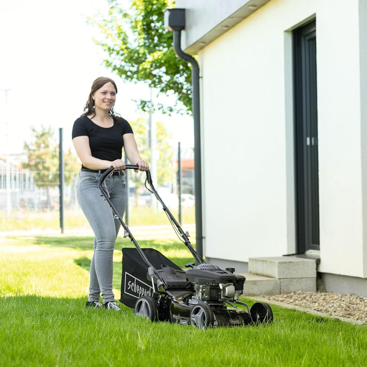Scheppach MS132-42B Benzin Rasenmäher Black Edition mit Antrieb | für Rasenflächen bis 800m² | Schnittbreite 42cm | Leistung 3,3PS | Schnitthöhenverstellung in 7 Stufen (25-75mm) | Fangbox 45L