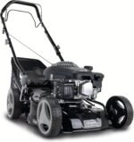 Scheppach MS132-42B Benzin Rasenmäher Black Edition mit Antrieb | für Rasenflächen bis 800m² | Schnittbreite 42cm | Leistung 3,3PS | Schnitthöhenverstellung in 7 Stufen (25-75mm) | Fangbox 45L